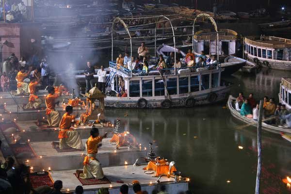 evening ganga aarti at dashaswamedh ghat varanasi